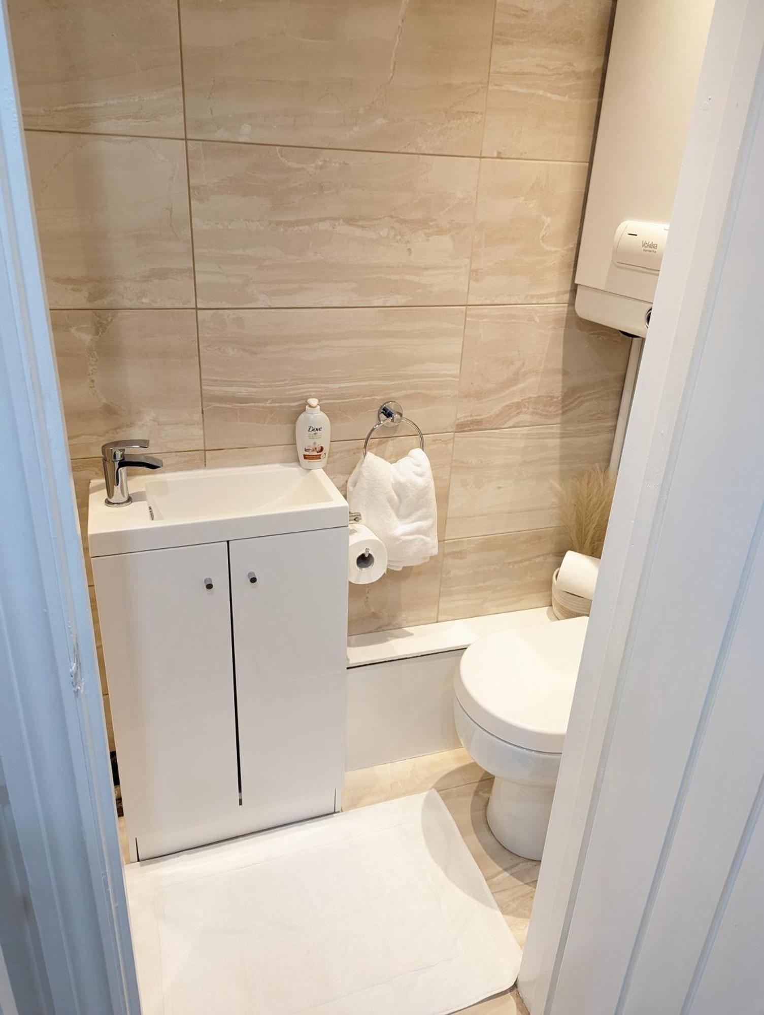 Swan Lake Lodge & Free Parking Кардіфф Екстер'єр фото